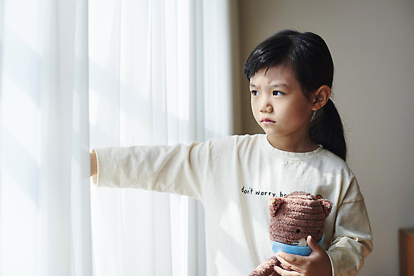 포토 JPG 주간 라이프스타일 응시 여자 어린이 인형 실내 마스크 한명 들기 소녀 상반신 앞모습 한국인 슬픔 커튼 우울증 소녀한명만 코로나바이러스 코로나블루 델타변이바이러스 국내포토 자연요소 1 시선 감정 뷰포인트 모션 사람 동양인 내부 생활 바이러스 질병 신조어 여자한명만 소녀만 파일형식