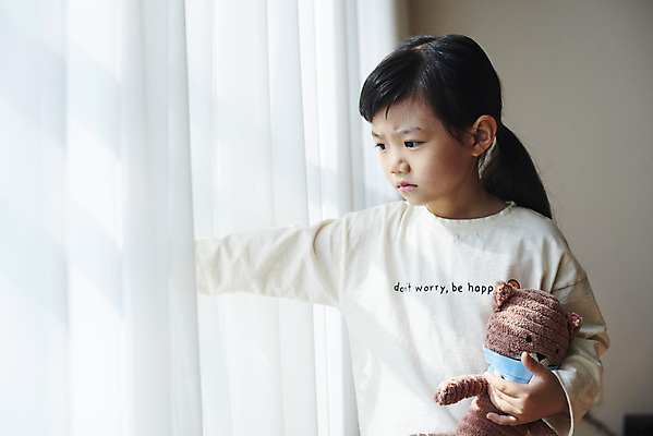 포토 JPG 주간 라이프스타일 응시 여자 어린이 인형 실내 마스크 한명 들기 소녀 상반신 앞모습 한국인 슬픔 커튼 우울증 소녀한명만 코로나바이러스 코로나블루 델타변이바이러스 국내포토 자연요소 1 시선 감정 뷰포인트 모션 사람 동양인 내부 생활 바이러스 질병 신조어 여자한명만 소녀만 파일형식