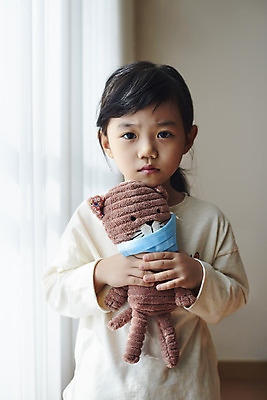 포토 JPG 주간 라이프스타일 응시 여자 어린이 인형 실내 마스크 한명 들기 소녀 상반신 앞모습 한국인 슬픔 커튼 우울증 소녀한명만 코로나바이러스 코로나블루 델타변이바이러스 국내포토 자연요소 1 시선 감정 뷰포인트 모션 사람 동양인 내부 생활 바이러스 질병 신조어 여자한명만 소녀만 파일형식