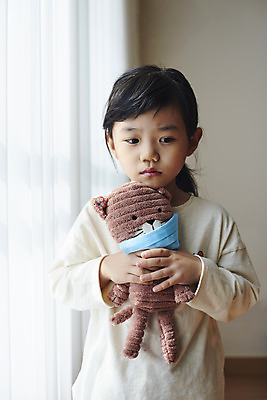 포토 JPG 주간 라이프스타일 여자 어린이 인형 실내 마스크 한명 들기 소녀 상반신 앞모습 한국인 슬픔 커튼 우울증 소녀한명만 코로나바이러스 코로나블루 델타변이바이러스 국내포토 자연요소 1 감정 뷰포인트 모션 사람 동양인 내부 생활 바이러스 질병 신조어 여자한명만 소녀만 파일형식
