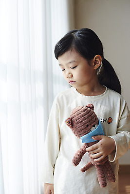 포토 JPG 주간 라이프스타일 응시 여자 어린이 인형 실내 마스크 한명 들기 소녀 상반신 앞모습 한국인 슬픔 커튼 우울증 소녀한명만 코로나바이러스 코로나블루 델타변이바이러스 국내포토 자연요소 1 시선 감정 뷰포인트 모션 사람 동양인 내부 생활 바이러스 질병 신조어 여자한명만 소녀만 파일형식