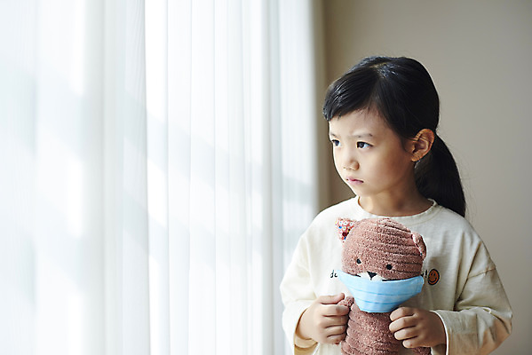 포토 JPG 주간 라이프스타일 응시 여자 어린이 인형 실내 마스크 한명 들기 소녀 상반신 앞모습 한국인 슬픔 커튼 우울증 소녀한명만 코로나바이러스 코로나블루 델타변이바이러스 국내포토 자연요소 1 시선 감정 뷰포인트 모션 사람 동양인 내부 생활 바이러스 질병 신조어 여자한명만 소녀만 파일형식