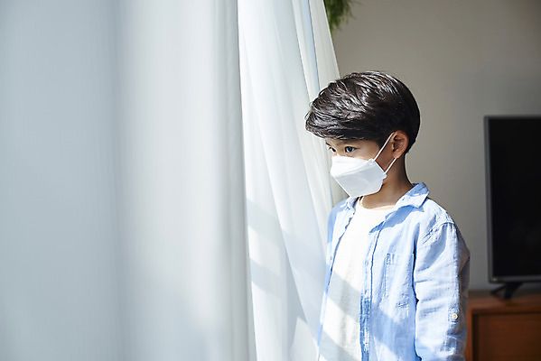 포토 JPG 주간 라이프스타일 응시 남자 어린이 실내 마스크 한명 소년 상반신 옆모습 한국인 슬픔 커튼 우울증 소년한명만 코로나바이러스 코로나블루 델타변이바이러스 국내포토 자연요소 1 시선 감정 뷰포인트 사람 동양인 내부 생활 바이러스 질병 신조어 남자한명만 소년만 파일형식