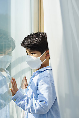포토 JPG 주간 라이프스타일 응시 남자 어린이 창문 실내 마스크 한명 소년 상반신 옆모습 반사 한국인 슬픔 커튼 우울증 소년한명만 코로나바이러스 코로나블루 델타변이바이러스 국내포토 자연요소 1 시선 감정 뷰포인트 사람 동양인 내부 생활 바이러스 질병 신조어 남자한명만 소년만 파일형식