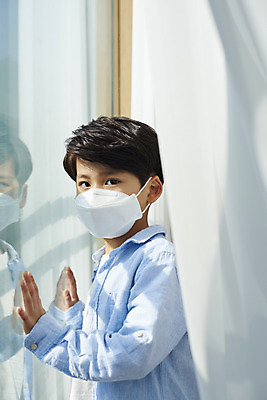 포토 JPG 주간 라이프스타일 남자 어린이 창문 실내 마스크 한명 소년 상반신 옆모습 한국인 슬픔 커튼 우울증 손짚기 소년한명만 코로나바이러스 코로나블루 델타변이바이러스 국내포토 자연요소 1 감정 뷰포인트 사람 동양인 손짓 내부 생활 바이러스 질병 신조어 남자한명만 소년만 파일형식