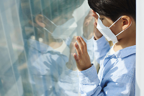 포토 JPG 주간 라이프스타일 응시 남자 어린이 창문 실내 마스크 한명 소년 상반신 옆모습 반사 한국인 슬픔 커튼 우울증 손짚기 소년한명만 코로나바이러스 코로나블루 델타변이바이러스 국내포토 자연요소 1 시선 감정 뷰포인트 사람 동양인 손짓 내부 생활 바이러스 질병 신조어 남자한명만 소년만 파일형식