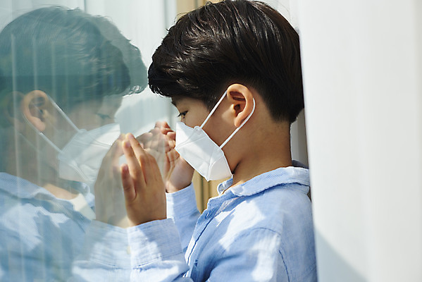 포토 JPG 주간 라이프스타일 응시 남자 어린이 창문 실내 마스크 한명 소년 상반신 옆모습 한국인 슬픔 커튼 우울증 손짚기 소년한명만 코로나바이러스 코로나블루 델타변이바이러스 국내포토 자연요소 1 시선 감정 뷰포인트 사람 동양인 손짓 내부 생활 바이러스 질병 신조어 남자한명만 소년만 파일형식