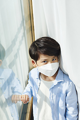포토 JPG 주간 라이프스타일 응시 남자 어린이 실내 마스크 한명 소년 상반신 옆모습 한국인 슬픔 커튼 우울증 소년한명만 코로나바이러스 코로나블루 델타변이바이러스 국내포토 자연요소 1 시선 감정 뷰포인트 사람 동양인 내부 생활 바이러스 질병 신조어 남자한명만 소년만 파일형식