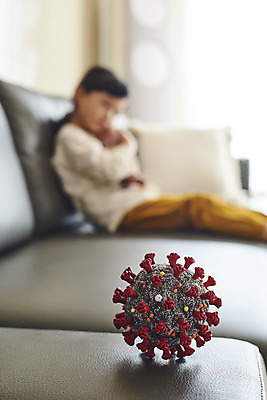 포토 JPG 주간 라이프스타일 여자 어린이 실내 한명 앉기 소녀 상반신 옆모습 아웃포커스 소파 모형 한국인 슬픔 우울증 소녀한명만 코로나바이러스 코로나블루 델타변이바이러스 국내포토 자연요소 1 감정 뷰포인트 의자 모션 촬영기법 사람 동양인 내부 생활 바이러스 질병 신조어 여자한명만 소녀만 파일형식