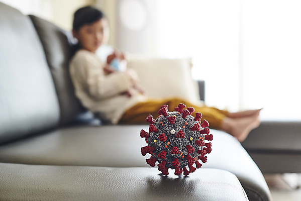 포토 JPG 주간 전신 라이프스타일 여자 어린이 실내 한명 앉기 소녀 옆모습 아웃포커스 소파 모형 한국인 슬픔 우울증 소녀한명만 코로나바이러스 코로나블루 델타변이바이러스 국내포토 자연요소 1 감정 뷰포인트 의자 모션 촬영기법 사람 동양인 내부 생활 바이러스 질병 신조어 여자한명만 소녀만 파일형식