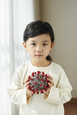 포토 JPG 주간 라이프스타일 여자 어린이 실내 한명 들기 소녀 상반신 앞모습 모형 한국인 슬픔 우울증 소녀한명만 코로나바이러스 코로나블루 델타변이바이러스 국내포토 자연요소 1 감정 뷰포인트 모션 사람 동양인 내부 생활 바이러스 질병 신조어 여자한명만 소녀만 파일형식