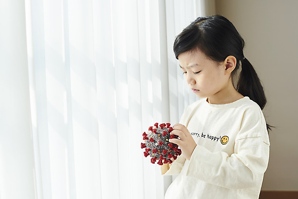 포토 JPG 주간 라이프스타일 여자 어린이 실내 한명 들기 소녀 상반신 옆모습 모형 한국인 슬픔 우울증 소녀한명만 코로나바이러스 코로나블루 델타변이바이러스 국내포토 자연요소 1 감정 뷰포인트 모션 사람 동양인 내부 생활 바이러스 질병 신조어 여자한명만 소녀만 파일형식