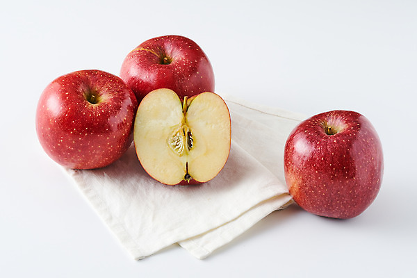 포토 JPG 스튜디오촬영 음식 과일 식재료 단면 실내 사람없음 식탁보 사과 흰배경 슬라이스 국내포토 백그라운드 내부 흰색 파일형식