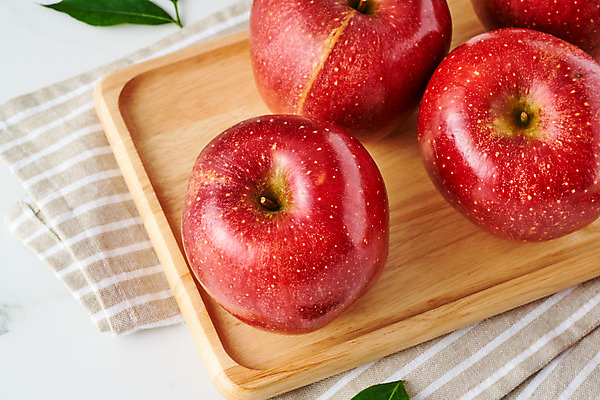 포토 JPG 스튜디오촬영 음식 과일 식재료 실내 근접촬영 사람없음 식탁보 사과 흰배경 나무도마 국내포토 뷰포인트 백그라운드 도마 내부 목재 흰색 파일형식