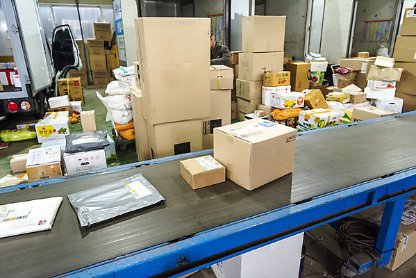 포토 JPG 주간 실내 사람없음 배송 택배 택배상자 컨베어밸트 물류센터 국내포토 자연요소 내부 상자 기계 운송업 파일형식