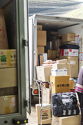 포토 JPG 주간 사람없음 야외 수레 트럭 배송 택배 정리 택배상자 물류센터 탑차 국내포토 자연요소 자동차 상자 카트 운송업 파일형식