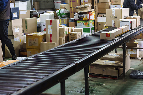 포토 JPG 주간 실내 상반신 두명 하반신 배송 택배 택배상자 컨베어밸트 물류센터 국내포토 자연요소 사람 내부 상자 기계 운송업 파일형식