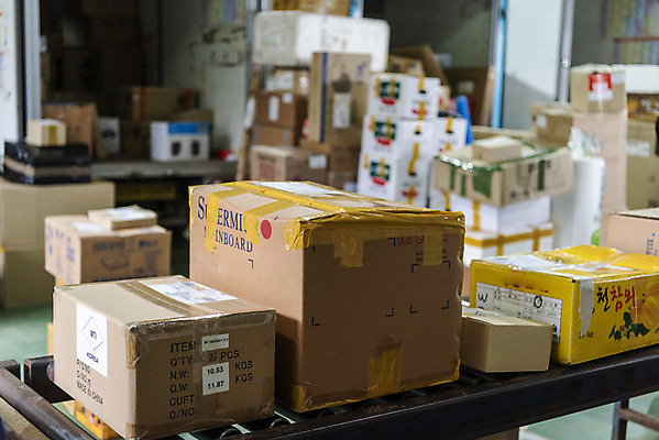 포토 JPG 주간 실내 사람없음 배송 택배 택배상자 컨베어밸트 물류센터 국내포토 자연요소 내부 상자 기계 운송업 파일형식