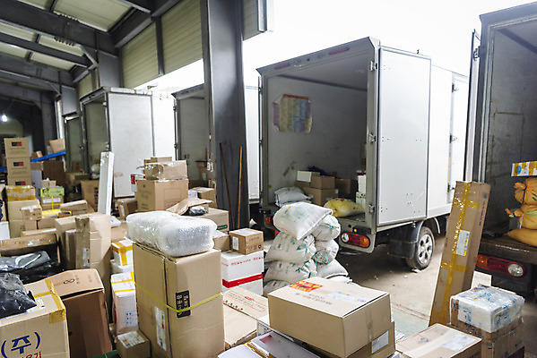 포토 JPG 주간 실내 사람없음 트럭 배송 택배 정리 택배상자 물류센터 탑차 국내포토 자연요소 자동차 내부 상자 운송업 파일형식