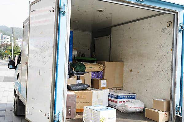 포토 JPG 주간 사람없음 야외 트럭 배송 택배 택배상자 탑차 국내포토 자연요소 자동차 상자 운송업 파일형식