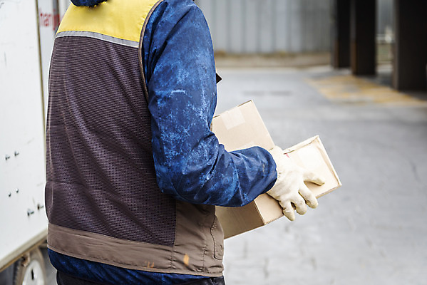 포토 JPG 주간 남자 한명 들기 근접촬영 상반신 성인 야외 뒷모습 30대 걷기 한국인 택배기사 배송 택배 택배상자 성인남자한명만 국내포토 자연요소 1 뷰포인트 모션 사람 동양인 장년 상자 운송업 배달원 남자한명만 성인남자만 파일형식