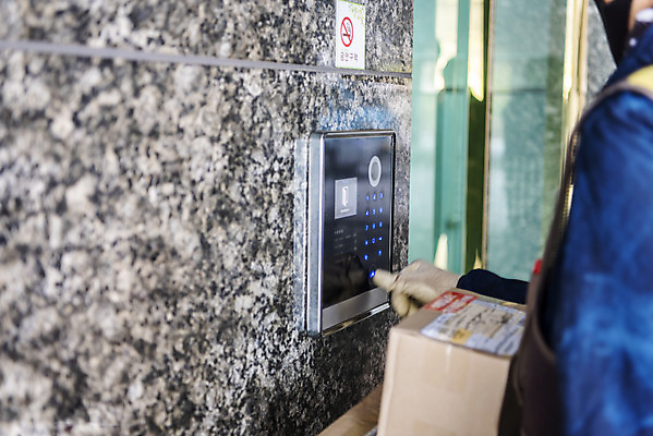 포토 JPG 주간 남자 한명 서기 들기 상반신 성인 야외 옆모습 30대 한국인 누름 택배기사 배송 택배 현관문 택배상자 도어락 성인남자한명만 국내포토 자연요소 1 뷰포인트 모션 사람 동양인 장년 상자 문 운송업 배달원 남자한명만 성인남자만 파일형식