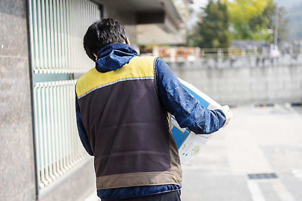 포토 JPG 주간 남자 한명 들기 상반신 성인 야외 뒷모습 아웃포커스 30대 걷기 한국인 택배기사 배송 택배 성인남자한명만 국내포토 자연요소 1 뷰포인트 모션 촬영기법 사람 동양인 장년 운송업 배달원 남자한명만 성인남자만 파일형식