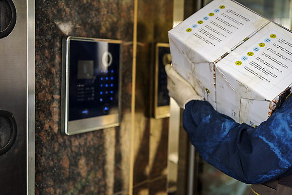 포토 JPG 주간 남자 한명 서기 들기 상반신 성인 야외 옆모습 30대 한국인 배송 택배 현관문 택배상자 도어락 성인남자한명만 국내포토 자연요소 1 뷰포인트 모션 사람 동양인 장년 상자 문 운송업 남자한명만 성인남자만 파일형식