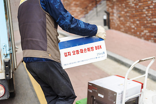 포토 JPG 주간 남자 한명 들기 상반신 성인 야외 옆모습 30대 걷기 수레 한국인 배송 택배 성인남자한명만 국내포토 자연요소 1 뷰포인트 모션 사람 동양인 장년 카트 운송업 남자한명만 성인남자만 파일형식