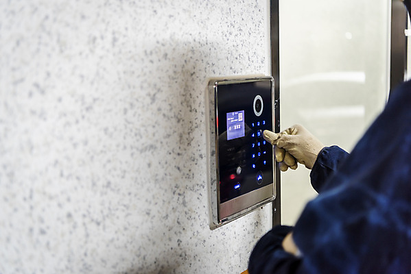 포토 JPG 주간 남자 실내 한명 서기 상반신 성인 옆모습 30대 한국인 누름 배송 택배 현관문 도어락 성인남자한명만 국내포토 자연요소 1 뷰포인트 모션 사람 동양인 내부 장년 문 운송업 남자한명만 성인남자만 파일형식