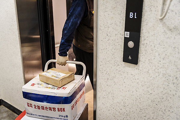 포토 JPG 주간 남자 실내 한명 상반신 성인 옆모습 30대 걷기 수레 한국인 택배기사 엘리베이터 배송 택배 택배상자 수레끌기 성인남자한명만 국내포토 자연요소 1 뷰포인트 모션 사람 동양인 내부 장년 상자 카트 운송업 당기기 배달원 남자한명만 성인남자만 파일형식