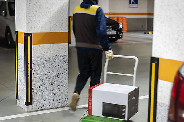 포토 JPG 주간 남자 실내 한명 상반신 성인 뒷모습 30대 걷기 수레 한국인 택배기사 배송 택배 주차장 택배상자 수레끌기 성인남자한명만 국내포토 자연요소 1 뷰포인트 모션 사람 동양인 내부 장년 상자 카트 운송업 당기기 배달원 남자한명만 성인남자만 파일형식