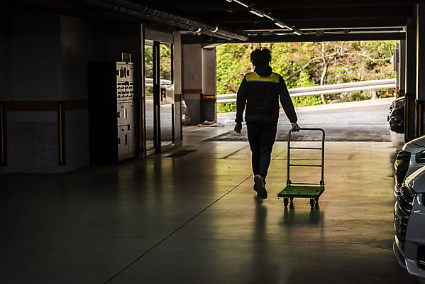 포토 JPG 주간 전신 남자 실내 한명 성인 뒷모습 30대 걷기 수레 한국인 택배기사 배송 택배 주차장 수레끌기 성인남자한명만 국내포토 자연요소 1 뷰포인트 모션 사람 동양인 내부 장년 카트 운송업 당기기 배달원 남자한명만 성인남자만 파일형식
