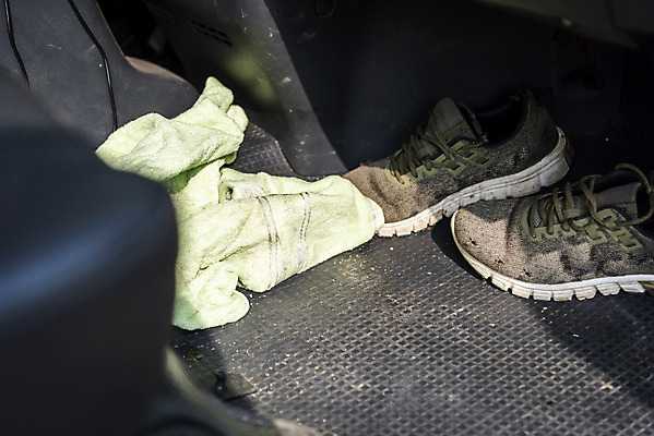 포토 JPG 주간 운동화 실내 그림자 사람없음 수건 택배기사 차안 국내포토 자연요소 신발 내부 위생용품 배달원 파일형식