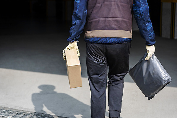 포토 JPG 주간 남자 한명 들기 성인 야외 뒷모습 30대 걷기 한국인 하반신 택배기사 배송 택배 택배상자 성인남자한명만 국내포토 자연요소 1 뷰포인트 모션 사람 동양인 장년 상자 운송업 배달원 남자한명만 성인남자만 파일형식