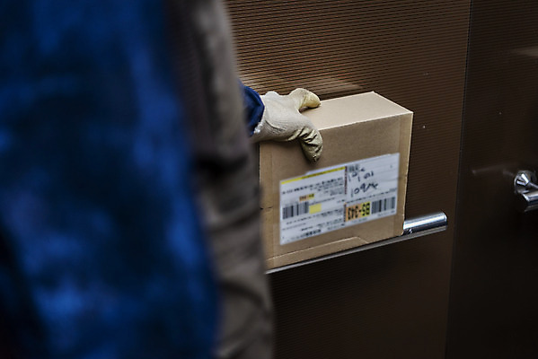 포토 JPG 주간 남자 실내 한명 서기 상반신 성인 옆모습 30대 한국인 잡기 택배기사 소프트포커스 엘리베이터 배송 택배 택배상자 성인남자한명만 국내포토 자연요소 1 뷰포인트 모션 촬영기법 사람 동양인 내부 장년 상자 운송업 배달원 남자한명만 성인남자만 파일형식