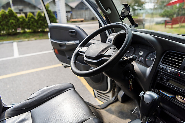 포토 JPG 주간 사람없음 야외 트럭 핸들 차안 운전석 탑차 국내포토 자연요소 자동차 파일형식