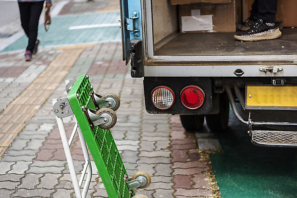 포토 JPG 주간 발 자동차 한명 야외 신체부위 수레 트럭 하반신 배송 택배 탑차 국내포토 자연요소 1 육상교통 사람 카트 운송업 파일형식