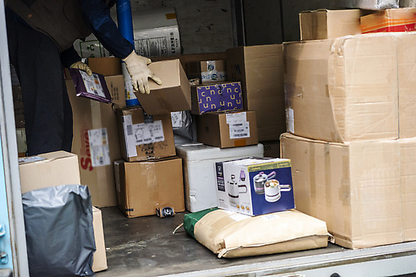 포토 JPG 주간 남자 실내 한명 서기 들기 상반신 성인 옆모습 30대 한국인 택배기사 배송 택배 택배상자 분류 성인남자한명만 국내포토 자연요소 1 뷰포인트 모션 사람 동양인 내부 장년 상자 운송업 배달원 남자한명만 성인남자만 파일형식