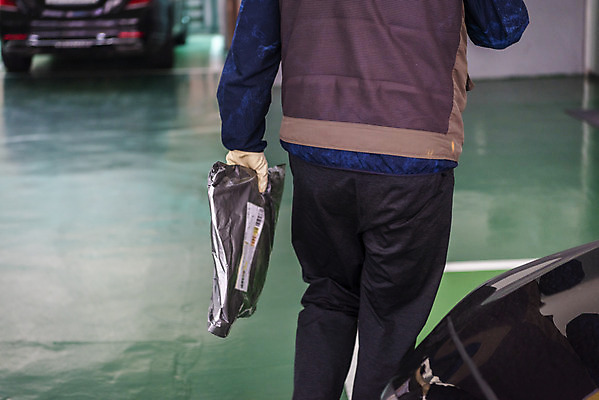 포토 JPG 주간 남자 실내 한명 서기 들기 상반신 성인 뒷모습 30대 한국인 택배기사 배송 택배 주차장 성인남자한명만 국내포토 자연요소 1 뷰포인트 모션 사람 동양인 내부 장년 운송업 배달원 남자한명만 성인남자만 파일형식