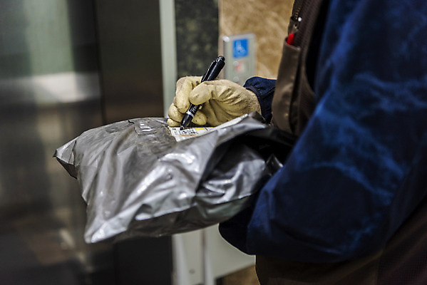 포토 JPG 주간 남자 실내 한명 서기 들기 상반신 성인 옆모습 30대 볼펜 한국인 기록 잡기 택배기사 배송 택배 성인남자한명만 국내포토 자연요소 1 뷰포인트 모션 사람 동양인 내부 장년 펜 운송업 배달원 남자한명만 성인남자만 파일형식