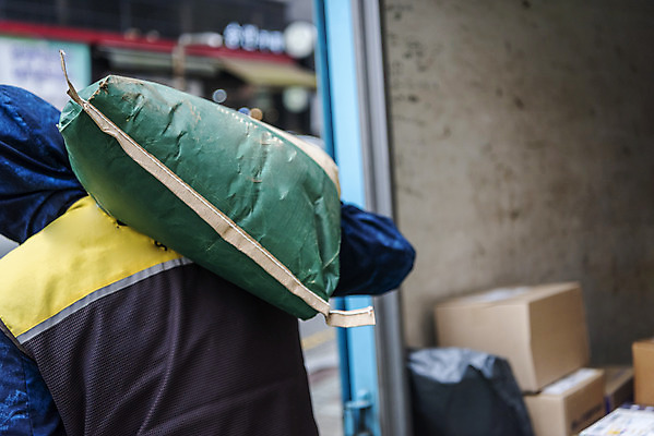 포토 JPG 주간 남자 한명 들기 상반신 성인 야외 뒷모습 아웃포커스 30대 걷기 한국인 짐 택배기사 배송 택배 성인남자한명만 국내포토 자연요소 1 뷰포인트 모션 촬영기법 사람 동양인 장년 운송업 배달원 남자한명만 성인남자만 파일형식