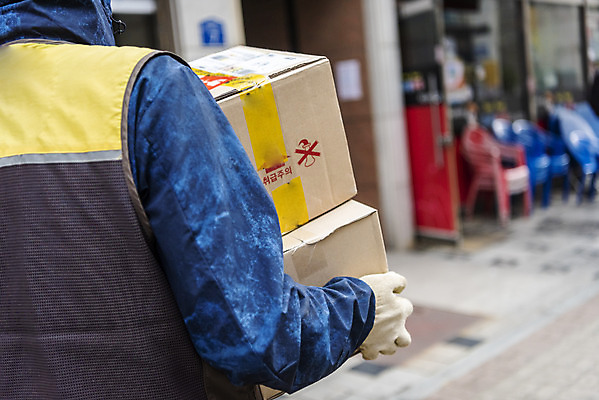 포토 JPG 주간 남자 한명 들기 상반신 성인 야외 뒷모습 30대 상자 걷기 한국인 택배기사 배송 택배 택배상자 성인남자한명만 국내포토 자연요소 1 뷰포인트 모션 사람 동양인 장년 운송업 배달원 남자한명만 성인남자만 파일형식