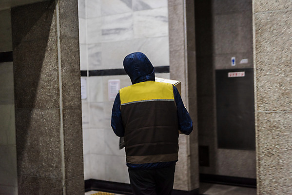 포토 JPG 주간 남자 실내 한명 들기 상반신 성인 뒷모습 30대 상자 걷기 한국인 택배기사 배송 택배 성인남자한명만 국내포토 자연요소 1 뷰포인트 모션 사람 동양인 내부 장년 운송업 배달원 남자한명만 성인남자만 파일형식