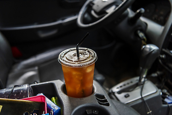 포토 JPG 주간 실내 사람없음 차안 아이스커피 운전석 자동차내부 테이크아웃컵 국내포토 자연요소 커피 내부 컵 파일형식