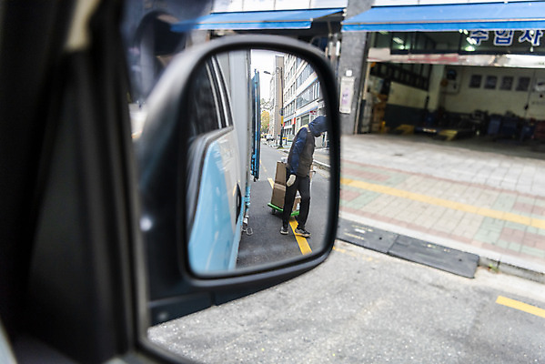 포토 JPG 주간 전신 남자 한명 서기 근접촬영 성인 야외 옆모습 30대 걷기 한국인 배송 택배 백미러 성인남자한명만 국내포토 자연요소 1 뷰포인트 모션 사람 동양인 장년 운송업 남자한명만 성인남자만 파일형식