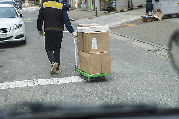 포토 JPG 주간 전신 남자 도로 자동차 한명 성인 야외 뒷모습 30대 걷기 수레 한국인 택배기사 배송 택배 택배상자 수레끌기 성인남자한명만 국내포토 자연요소 1 길 육상교통 뷰포인트 교통시설 모션 사람 동양인 장년 상자 카트 운송업 당기기 배달원 남자한명만 성인남자만 파일형식