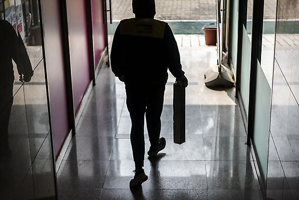 포토 JPG 주간 전신 남자 실루엣 실내 한명 들기 성인 뒷모습 30대 걷기 한국인 복도 택배기사 배송 택배 성인남자한명만 국내포토 자연요소 1 뷰포인트 모션 촬영기법 사람 동양인 내부 장년 운송업 배달원 남자한명만 성인남자만 파일형식