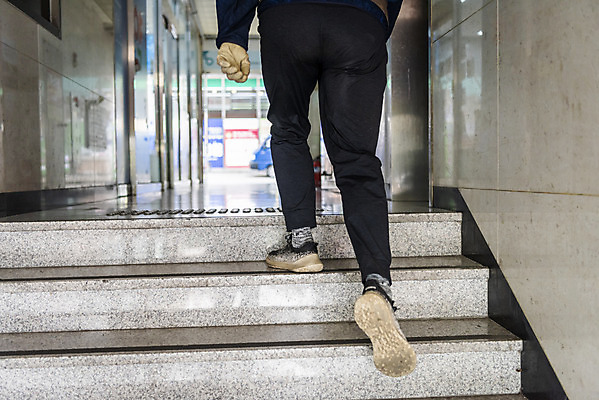 포토 JPG 주간 남자 실내 한명 성인 뒷모습 30대 계단 한국인 하반신 복도 택배기사 배송 택배 오르기 성인남자한명만 국내포토 자연요소 1 뷰포인트 모션 사람 동양인 내부 장년 운송업 배달원 남자한명만 성인남자만 파일형식