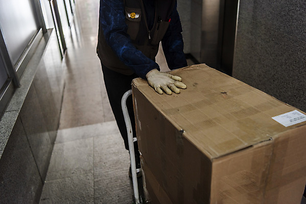 포토 JPG 주간 전신 남자 실내 한명 성인 앞모습 30대 걷기 수레 한국인 복도 택배기사 배송 택배 택배상자 성인남자한명만 국내포토 자연요소 1 뷰포인트 모션 사람 동양인 내부 장년 상자 카트 운송업 배달원 남자한명만 성인남자만 파일형식